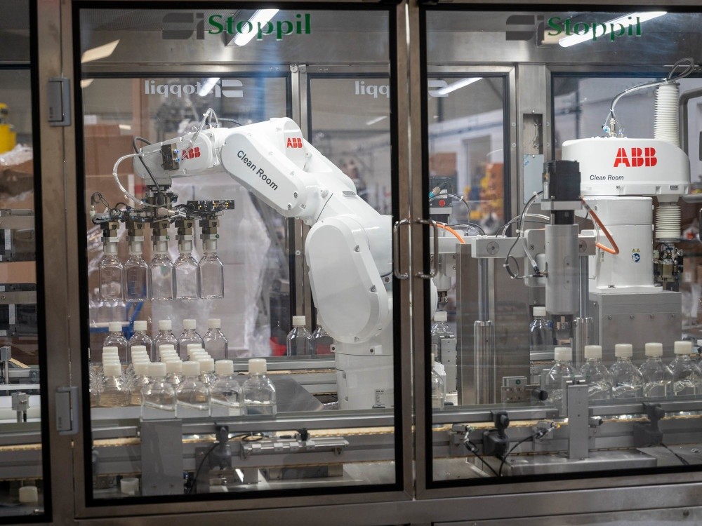 Nouvelle remplisseuse visseuse avec robots